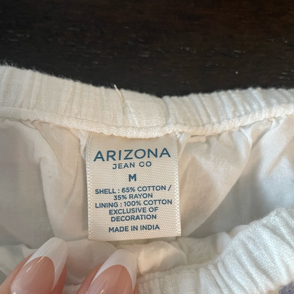 BNWT Arizona Women’s White Floral Embroidered Shorts in size medium - Picture 3 of 10